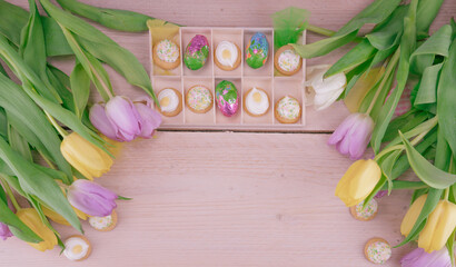 Święta wielkanocne, wiosenne tulipany, ciastka jajka, czekoladowe jajka.
