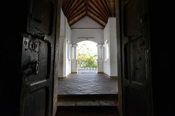 porte d'un ancien temple bouddhiste sur une montagne du Sri Lanka au couché du soleil