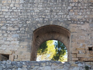 arco de entrada al castillo medieval de guimerá desde la iglesia de santa maría, lérida, españa, europa