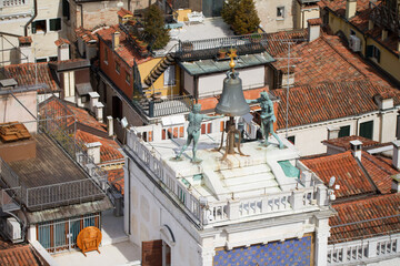 Dach des Uhrenturms St. Markus in Venedig, Italien