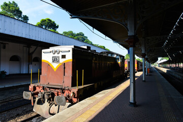 locomotive en attente sur le quai d'une gare du sri lanka