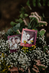 fotos polaroid colocadas en un ramo de novia