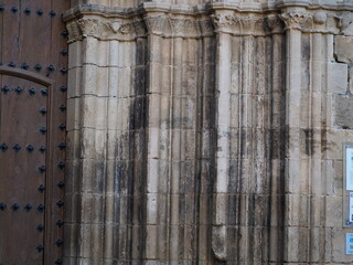 finas columnas de la fachada de la iglesia de santa maría de guimerá, de estilo gótico, con...