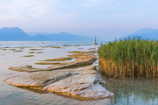 Abendstimmung am Jamaica beach in Sirmione am Gardasee, Italien