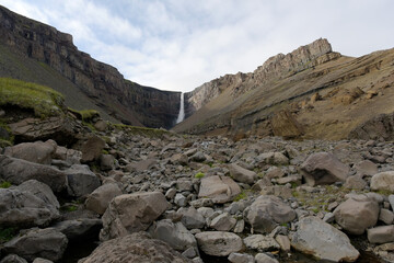 Landschaft am Wasserfall Hengifoss - Island