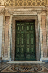 Tür einer Kirche 