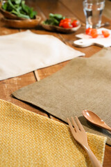 カフェテーブルの上のお皿ランチョンマット