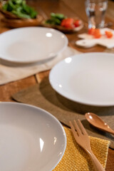 カフェテーブルの上のお皿とランチョンマット