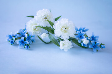 ブルースターと白いカーネーションの花束（造花）
