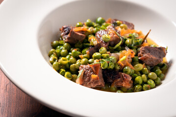 Spezzatino di carne di maiale con carote e pisellini, Cucina Italiana 