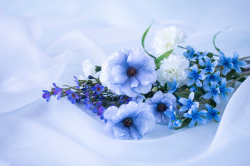 白いカーネーションと青いラナンキュラスとブルースターとワックスフラワーの花束（造花）