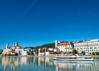 Obraz na płótnie Canvas Panoramablick im Sommer auf die Stadt Passau am Inn
