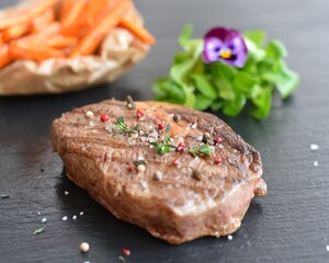 Rumpsteak mit Salat und Süßkartoffelpommes