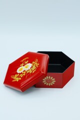 六角形の花柄が描かれた赤い小箱のお土産
