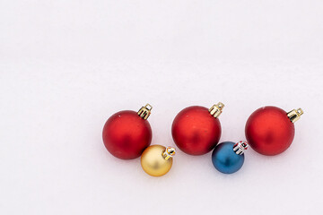 5 Christmas balls in the snow