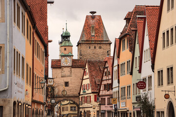 Romantisches Rothenburg; Blick durch die Rödergasse zum Röderbogen und Markusturm