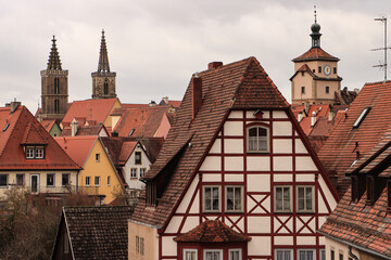 Obraz premium Rothenburg ob der Tauber; Blick von der Stadtmauer am Röderschütt über die Stadt