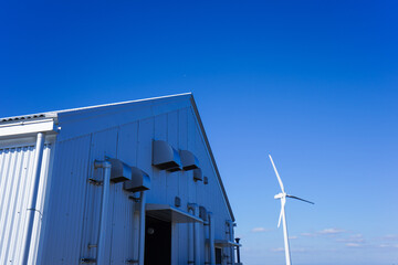 風力発電機と倉庫