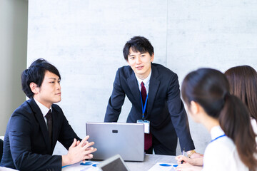 ミーティングをするビジネスパーソン