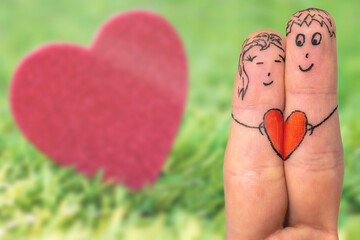 Fingermännchen mit Herzen als Symbol für Liebe in einer Partnerschaft