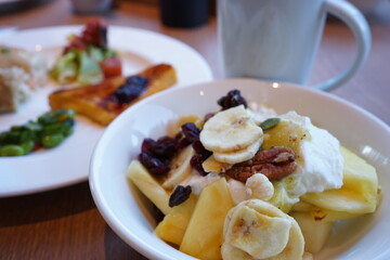 Morning Breakfast, Yogurt, Fruits, and Nuts - 朝食 フルーツ ヨーグルト