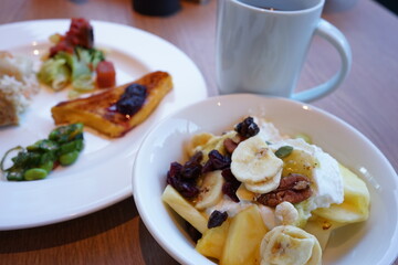 Morning Breakfast, Yogurt, Fruits, and Nuts - 朝食 フルーツ ヨーグルト