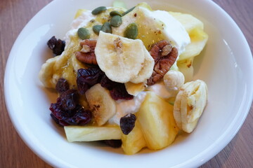 Morning Breakfast, Yogurt, Fruits, and Nuts - 朝食 フルーツ ヨーグルト