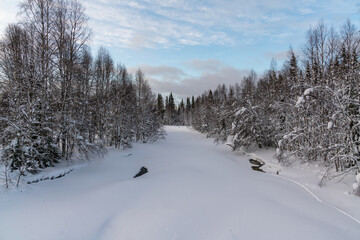 Fototapeta na wymiar Gefrohrene Fluss im WInter in Skandinavien Lappland Finnland Iso-Syöte