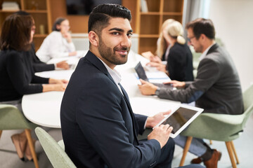 Junger Business Mann mit Tablet Computer in einem Meeting