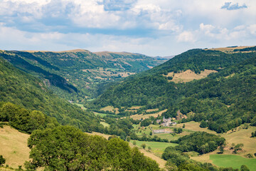 Fototapeta na wymiar Panorama sur la vallée de la Maronne depuis l'esplanade de Barrouze à Salers - Cantal