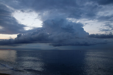 Espectacular nube de tormenta en el mar por la mañana