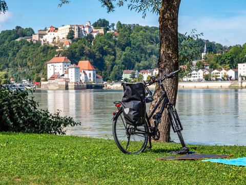 mit dem Rad auf dem Donauradweg bei Passau in Bayern