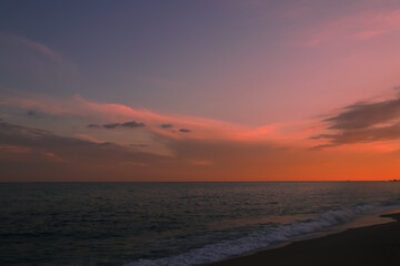 Nube de atardecer sobre el mar