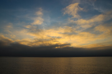 Naklejka na ściany i meble Niebla matinal sobre el mar
