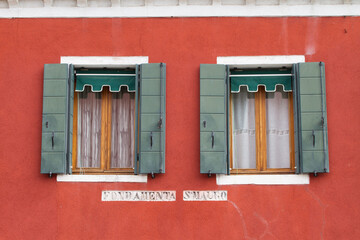 Obraz na płótnie Canvas Fenster in Burano, Venedig, Italien