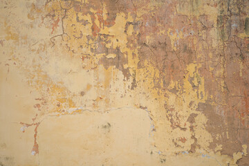 Texture du vieux mur de béton jaune pour le fond. La rouille a endommagé le béton du mur de surface pour le fond. Texture rugueuse sur la forme rugueuse du mur gris en raison de l& 39 écaillage de la couche de peinture due à la pluie.
