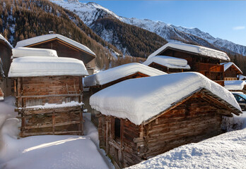 Granges couvertes de neiges dans une vallée des Alpes suisses