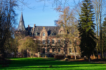 Obraz premium Historisches Schloss in einem Park in Paffendorf bei Bergheim