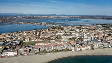 survol des plages et du port de Palavas-les-Flots, près de Montpellier en Occitanie dans le sud de la France - obrazy, fototapety, plakaty