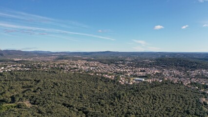 survol de l'arrière pays de Montpellier en Occitanie dans le sud de la France et les sources du Lez	