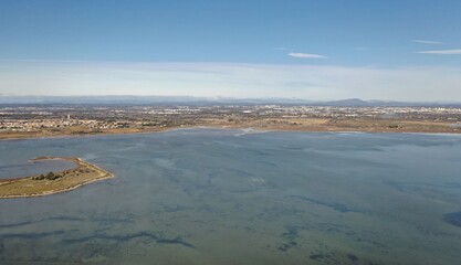 survol des plages et du port de Palavas-les-Flots, près de Montpellier en Occitanie dans le sud de la France
