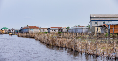 Fototapeta na wymiar house on the river, the lake city of ganvié