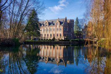 Fototapeta na wymiar Schloss am Teich in einem Park in Paffendorf bei Bergheim