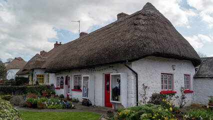 Fototapeta na wymiar Picturesque thatched cottage in Adare