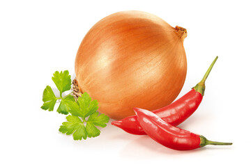 Composição com cebola, pimenta vermelha e salsa em fundo branco