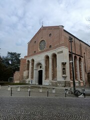 Uno scorcio della chiesa degli Eremitani e della piazza attigua in Padova Veneto Italia in una giornata invernale