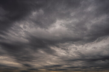 怖い雰囲気の曇り空