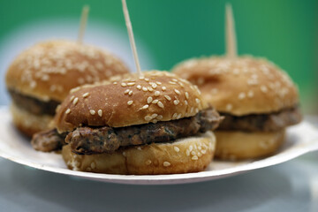 plato con hamburguesas pinchadas con un palo