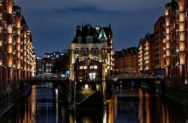 Fototapeta premium Wasserschloss in der Hamburger Speicherstadt bei Nacht