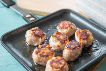 焼いた鴨肉入り鶏団子